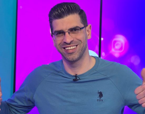 عمر قصقص يتحدث في مؤتمر عن الإعلام الرقمي